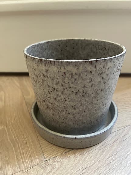 Kruka i stengods med fat från Arket