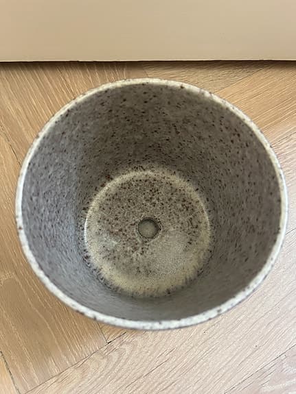 Kruka i stengods med fat från Arket