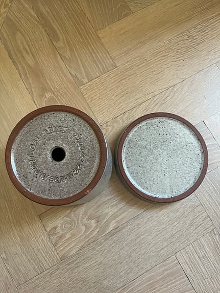 Kruka i stengods med fat från Arket