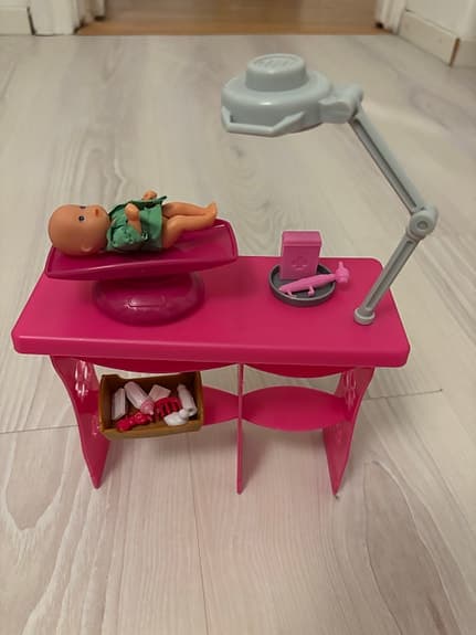 Barbie dockset läkare med bebisdockor och 22 tillbehör