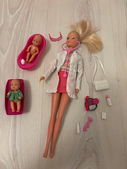 Barbie dockset läkare med bebisdockor och 22 tillbehör