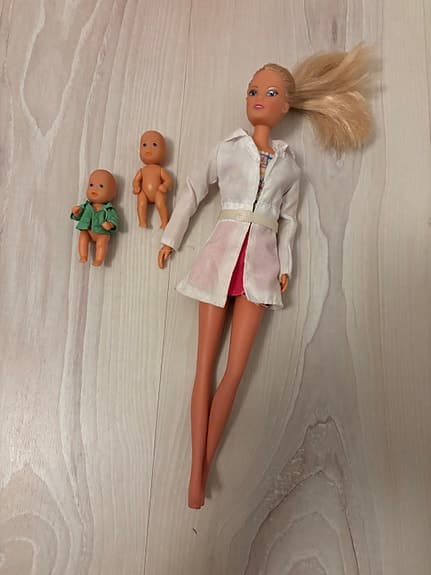 Barbie dockset läkare med bebisdockor och 22 tillbehör