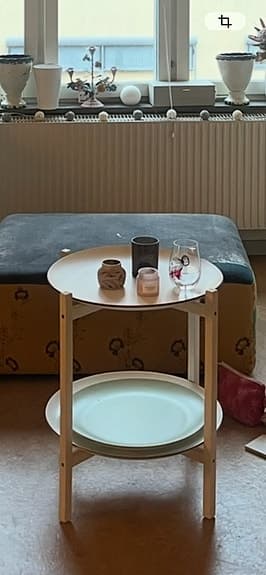 Runt vitt brickbord med två hyllplan