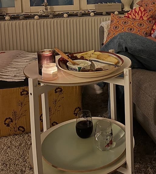 Runt vitt brickbord med två hyllplan