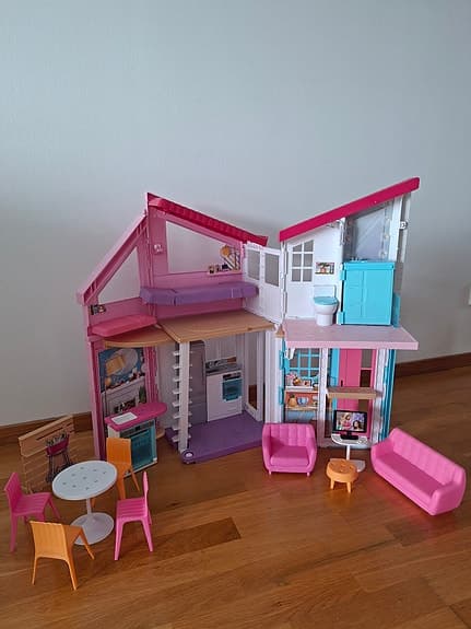 Barbie dockhus med möbler