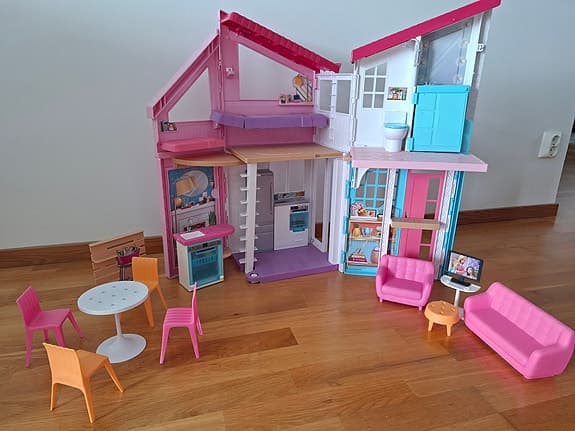 Barbie dockhus med möbler
