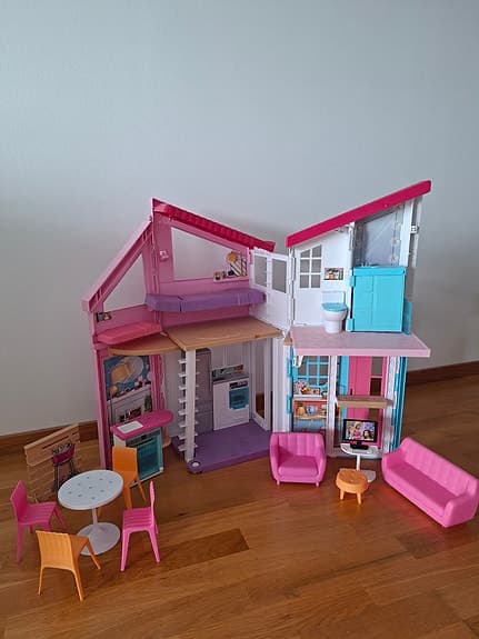 Barbie dockhus med möbler