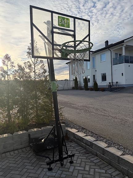Basketställning med hjul och höjdjusterbar korg