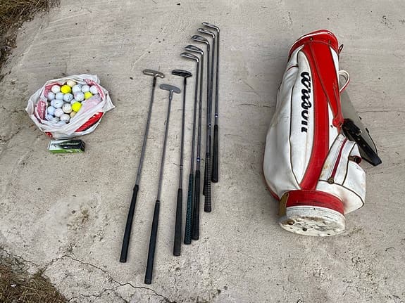 Golfset klubbor bollar och bärbag rödvit
