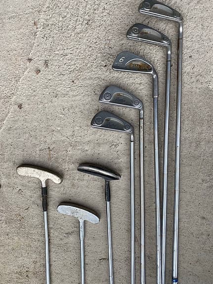 Golfset klubbor bollar och bärbag rödvit