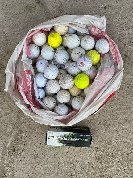 Golfset klubbor bollar och bärbag rödvit