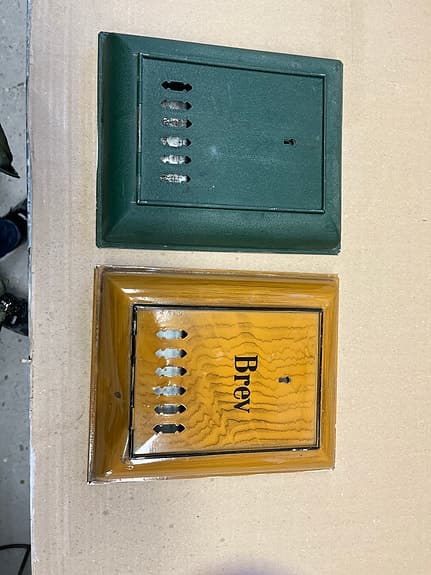 Brevlåda i metall  grön och träfärgad