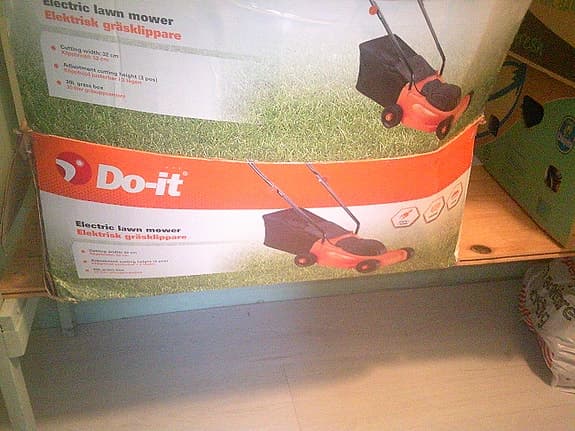 Helt ny gräsklippare i förpackning