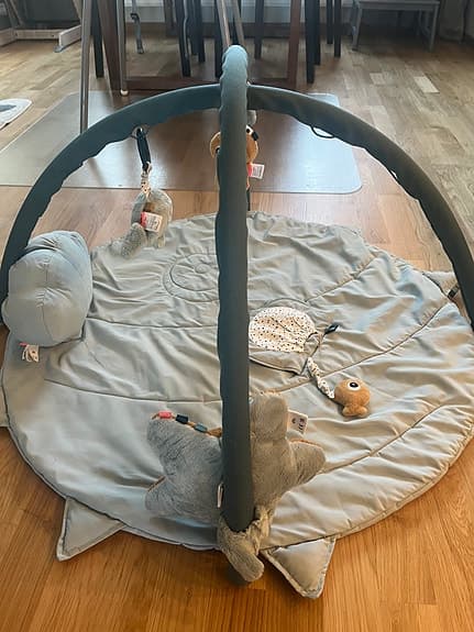 Done by Deer babygym lekmatta grå med hängande leksaker
