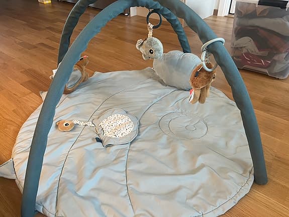 Done by Deer babygym lekmatta grå med hängande leksaker