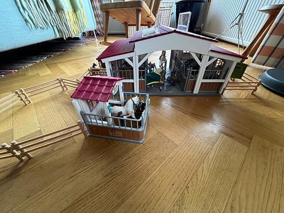 Horse club, Häststall med extra box och hage+ extra hästar.