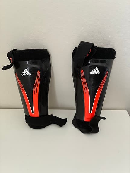 Adidas benskydd svart röd