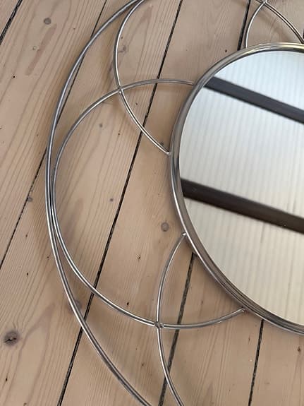 EightMood Lily Väggspegel rund metallram guldfärgad 69 cm