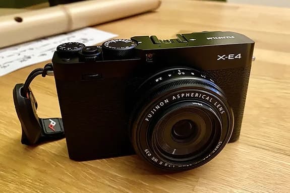 Fujifilm X-E4 + XF 27mm f/2.8 WR + Sigma 56mm f/1.4 – mycket fint skick