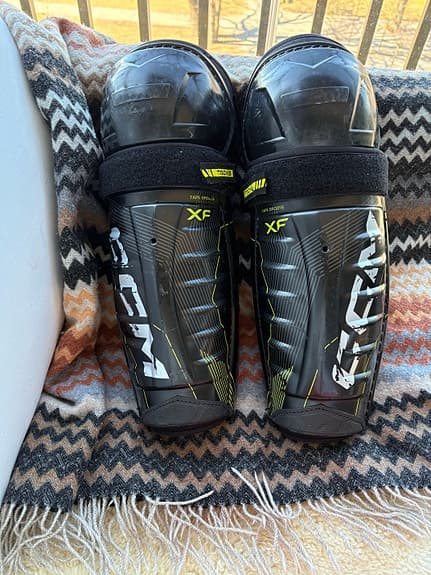 CCM XF benskydd ishockey