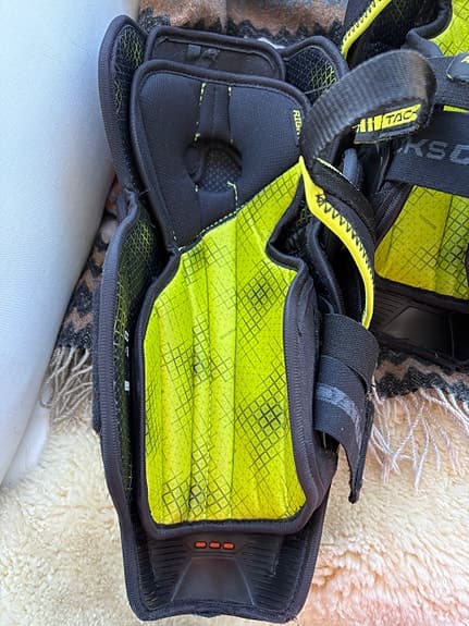 CCM XF benskydd ishockey