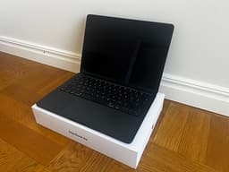 MacBook Air 13" med M3 – nyskick, sparsamt använd