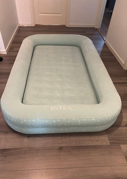 Intex uppblåsbar resesäng barn