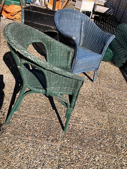 En blå och en grön rotting trädgårdsstolar i okej kondition
