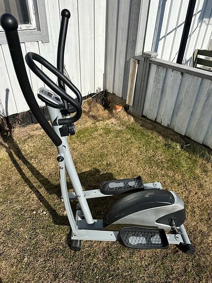 Axla crosstrainer med träningsdator grå svart