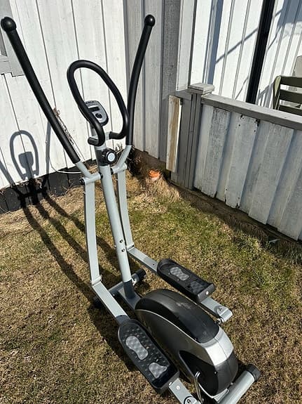 Axla crosstrainer med träningsdator grå svart