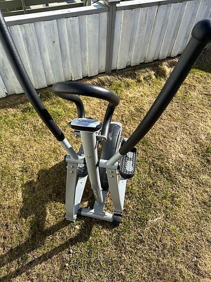 Axla crosstrainer med träningsdator grå svart