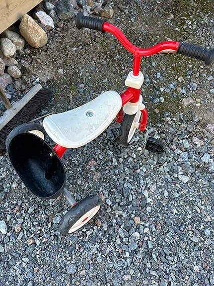 Barn trehjuling cykel 10" röd vit med korg