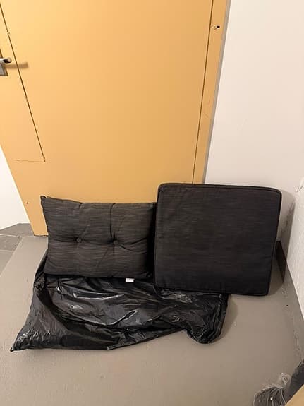 Nya soffdynor / sitt- och ryggkuddar i mörkgrått