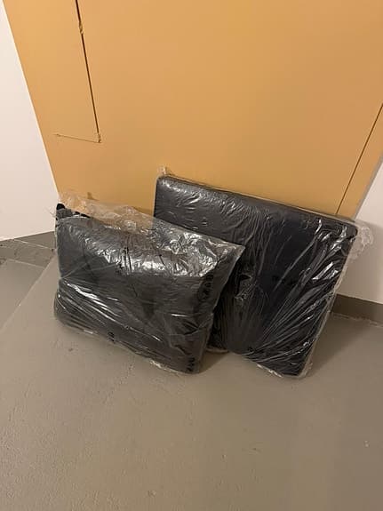 Nya soffdynor / sitt- och ryggkuddar i mörkgrått