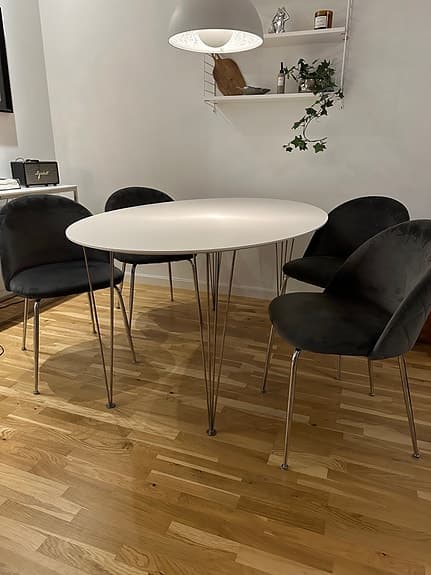 Matgrupp med sammetsstolar