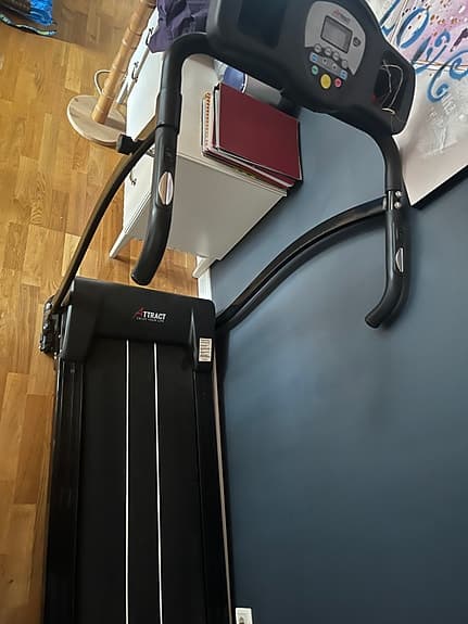 Attract Löpband med digital display och hastighetskontroll, ihopfällbar.