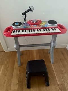 Elektroniskt leksakspiano med mikrofon och pall