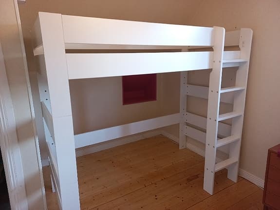 Vit loftsäng