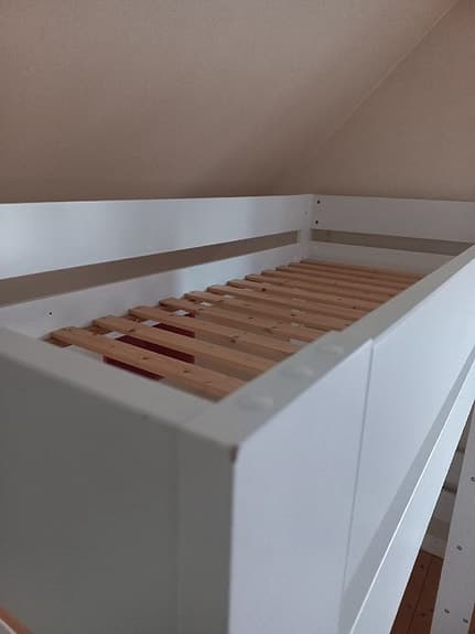 Vit loftsäng