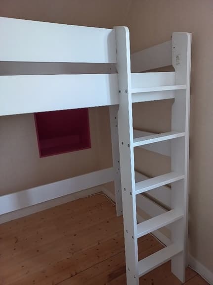 Vit loftsäng