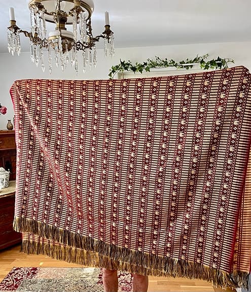 Pläd eller duk röd mönstrad med fransar