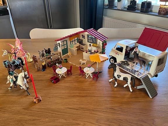 Schleich hästlekset med café, veterinärbuss och figurer