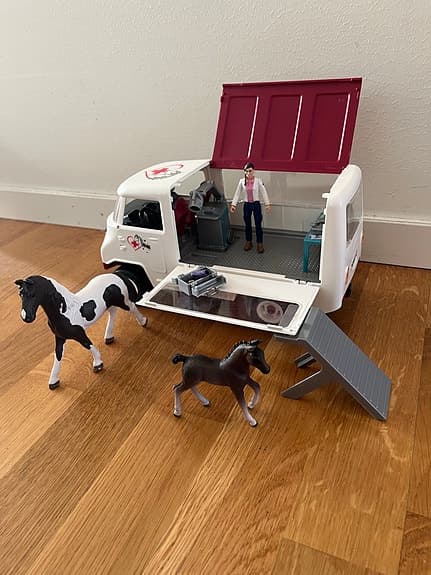 Schleich hästlekset med café, veterinärbuss och figurer