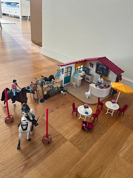 Schleich hästlekset med café, veterinärbuss och figurer