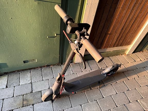 E-Wheels E2S Junior elsparkcykel svart