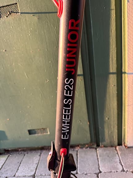 E-Wheels E2S Junior elsparkcykel svart