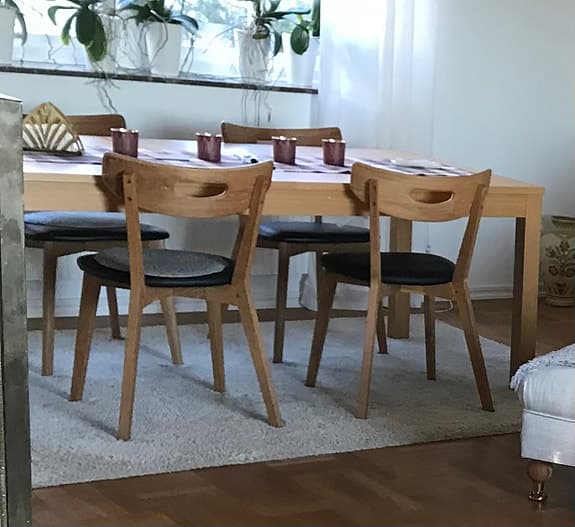 Stabilt mycket fint matbord med 6 stolar i ek