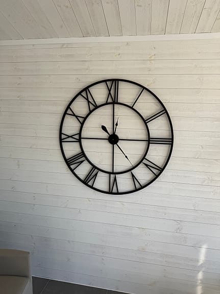 Mio Väggklocka metall svart med romerska siffror