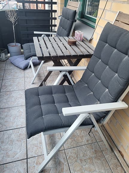2 stolar och ett bord