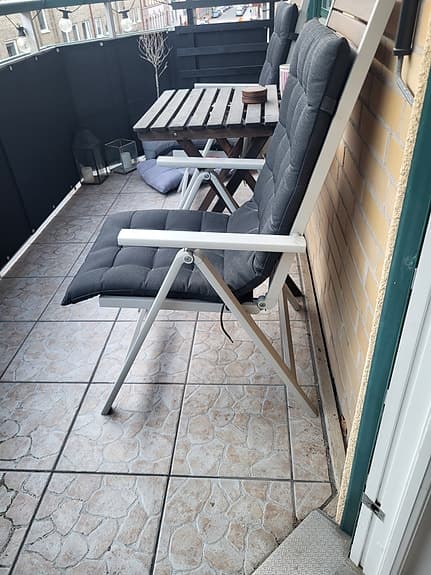 2 stolar och ett bord